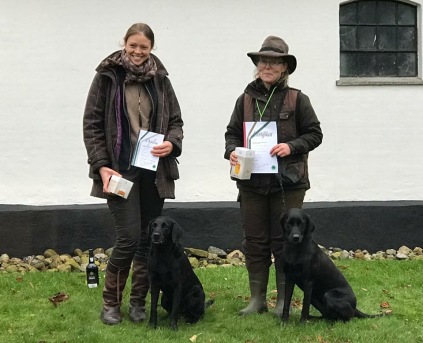 Louise Munchaus Adsbøl, Darfys Mika, kennel Mikamore, Markrøve A vinderklasse Brøndsted, prøveleder Jan Lorenzen, dommer Keld Jørgensen, dommer Janne Stihl, dommer Hans Jørgen Lundgaard, dommer Danny Fraser, CERT, 1. vinder med CERT, certifikat, walk up, jagtprøve, DRK vinderklasse A, Trine Christensen, konkurrence, girlpower, hundepiger, hundetøser, kennel neatmoor, Ravensbank Neat